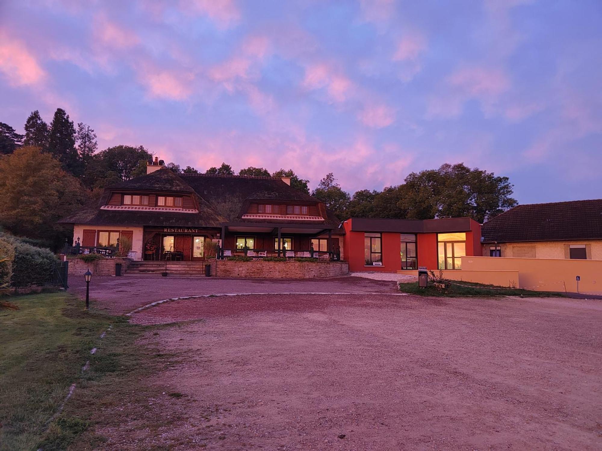 Relais Saint Michel Hotel Villegusien-le-Lac Exterior photo